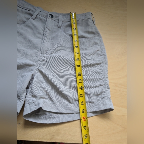 THE NORTH FACE Women short beige color size 10 (made small) 100% Nylon - Picture 9 of 9